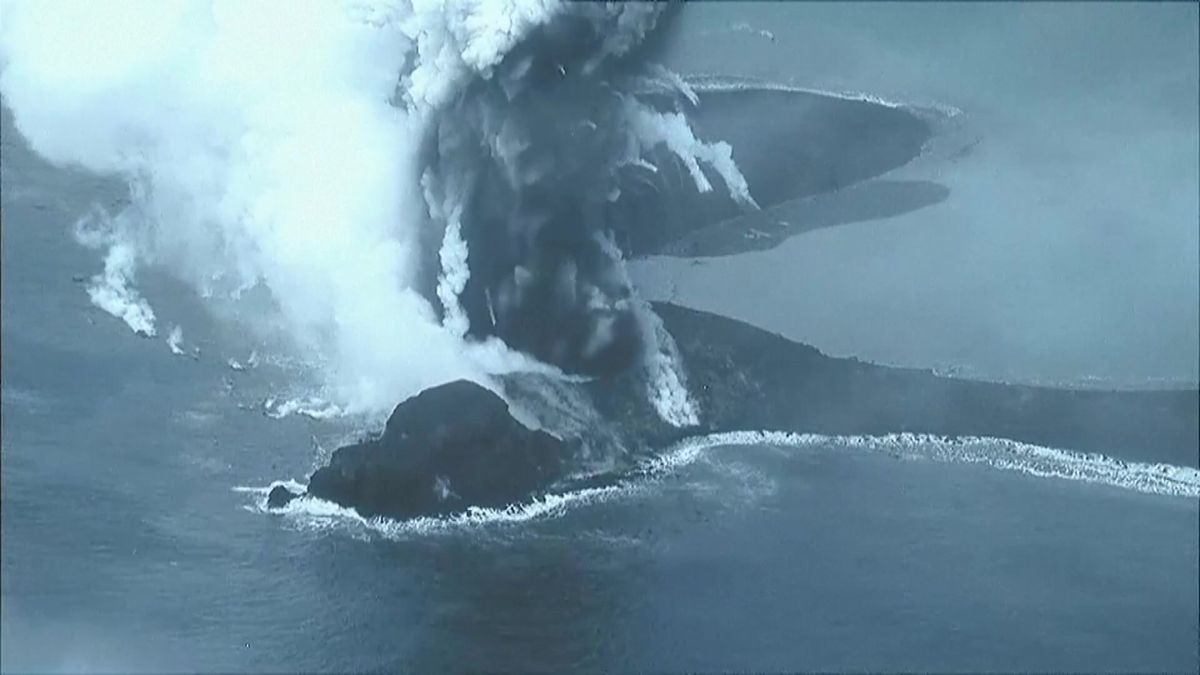 Video velkolepé erupce. Japonci natočili kamení létající 200 metrů vysoko